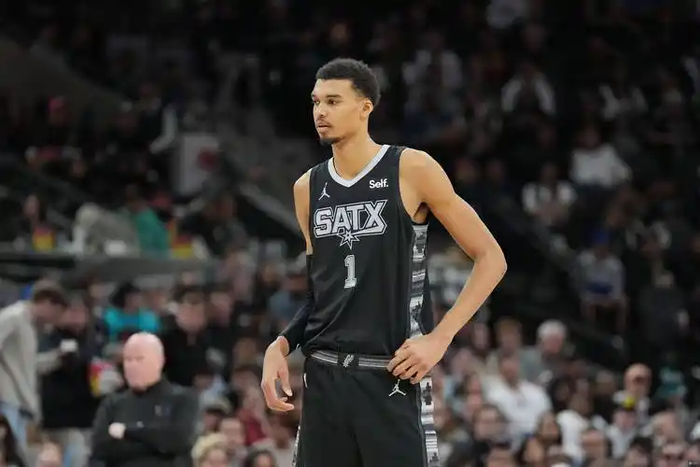 开云官方-官宣罚单，冲入马刺主场和文班合影，男球迷受到什么处罚？|NBA|骑士|詹姆斯|文班亚马|圣安东尼奥马刺队_新浪体育_新浪新闻